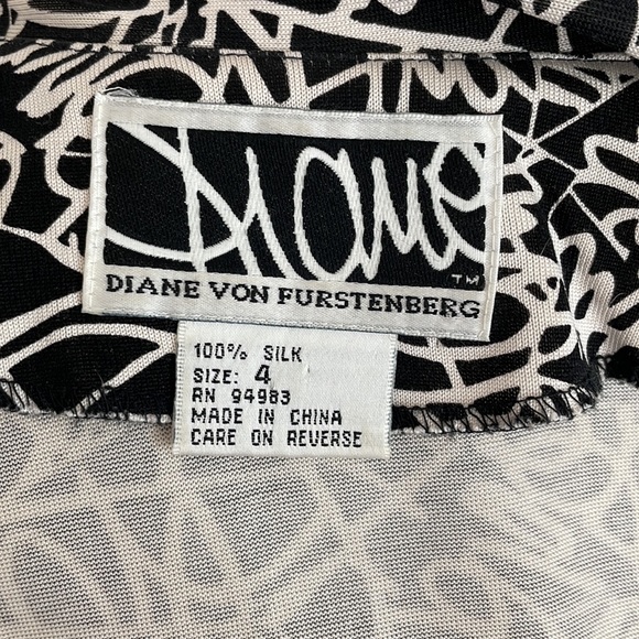 VINTAGE Diane von Furstenberg Signature Diane Print Wrap Dress - Picture 2 of 10